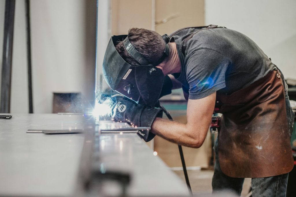 Industriefachkraft bei der Arbeit